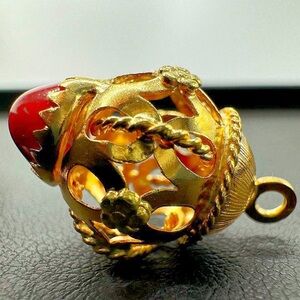 Gorgeous 18k yellow solid gold pendant/charm with embedded red stone